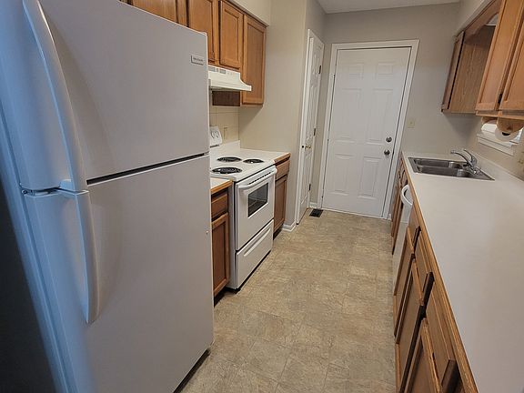 4th image of 863 N Broadway St