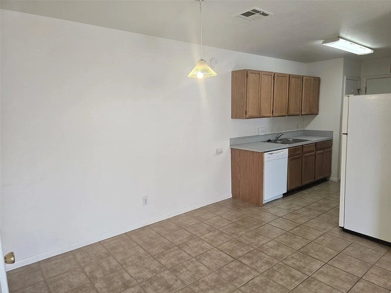 2 bed, 2.0 bath, 812 sqft, $1,425 — Photo 3