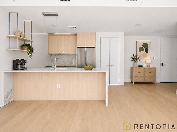 4th image of 960 Franklin Ave #351