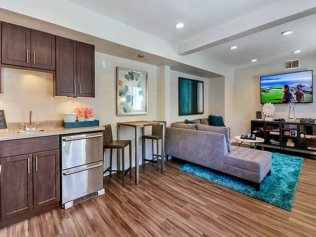 Olive East — Photo 12