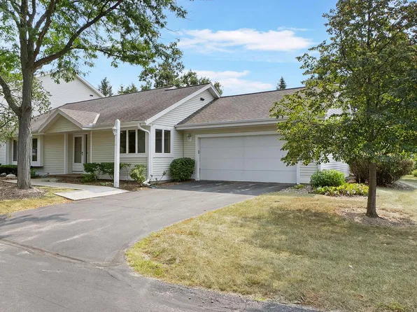 136 Harrogate DRIVE, Waukesha, WI 53188