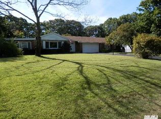 14 River Heights Dr, Smithtown, NY 11787