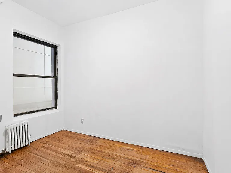 242 E 10th St #8 — Photo 5