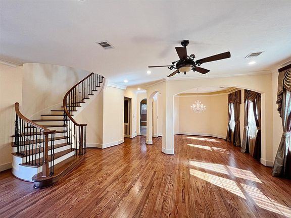 3rd image of 5455 Hidalgo St