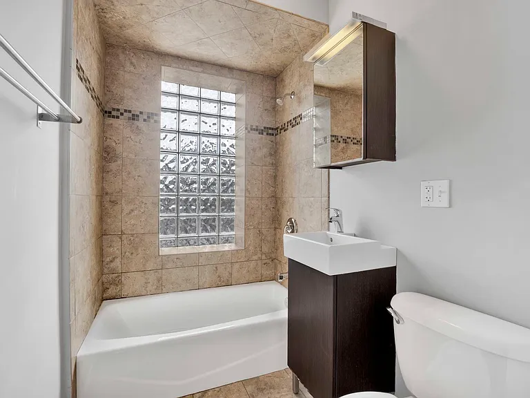 414 W Walnut St #304 — Photo 8