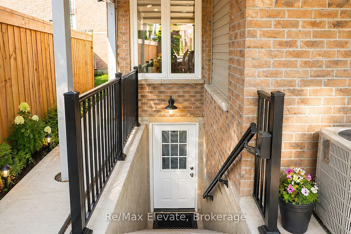 Building Photo - 10 Tarsus Cres