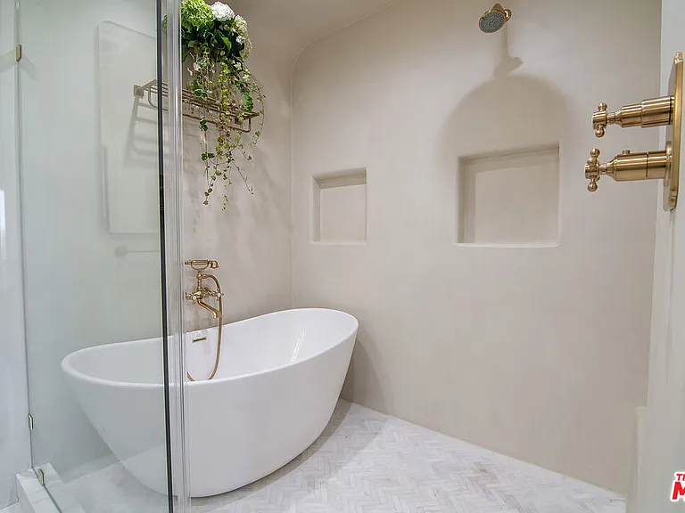 3475 N Knoll Dr — Photo 22