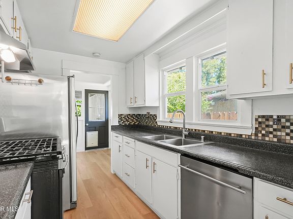 5th image of 1657 Navarro Ave