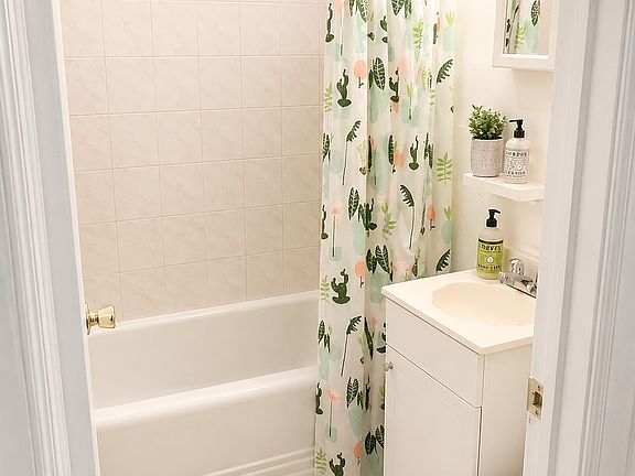 5th image of 371 S 4th St APT 3R