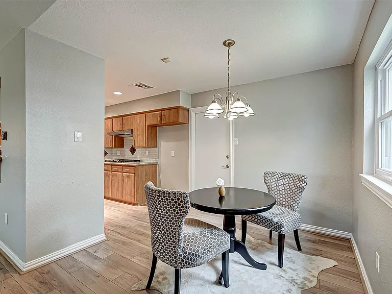 5806 Chrystell Ln — Photo 6