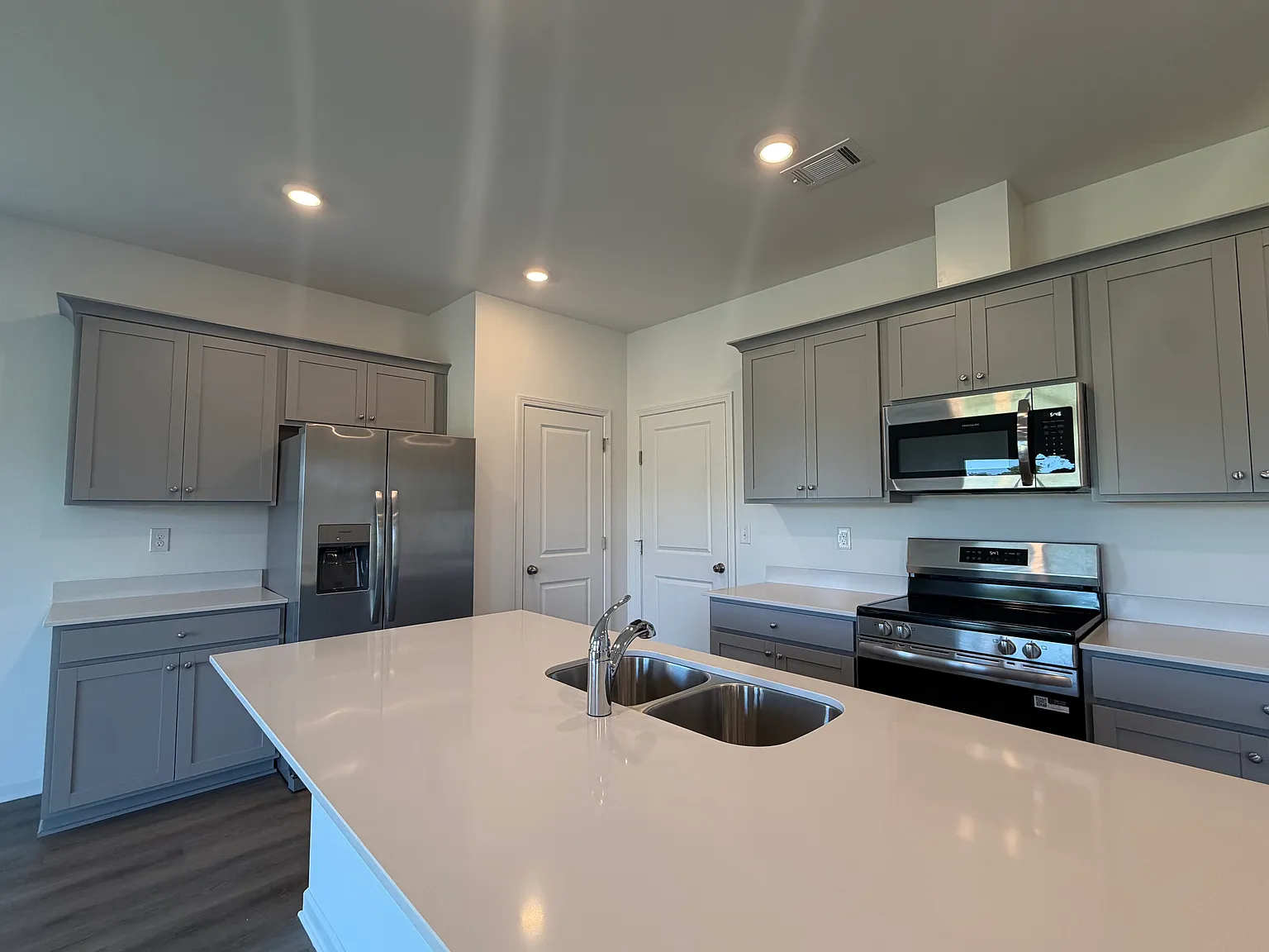 4 bed, 2.5 bath, 2001 sqft, $2,350 — Photo 3