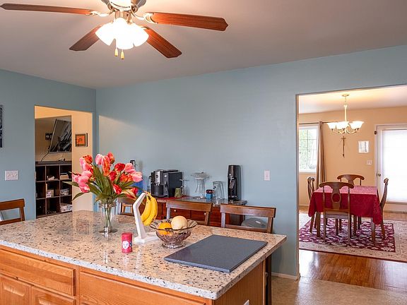 5th image of 604 SE Mockingbird Dr