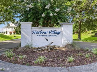 8 Harbour Village Ter, Hampstead, NC 28443