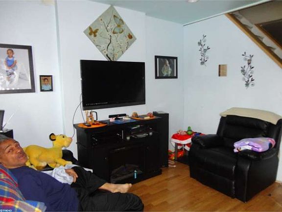 2nd image of 2125 E Clementine St
