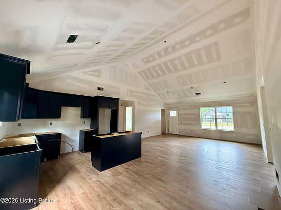 3rd image of 211 Tulip Dr