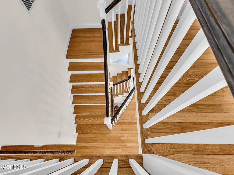 550 Whiting Ave — Photo 33