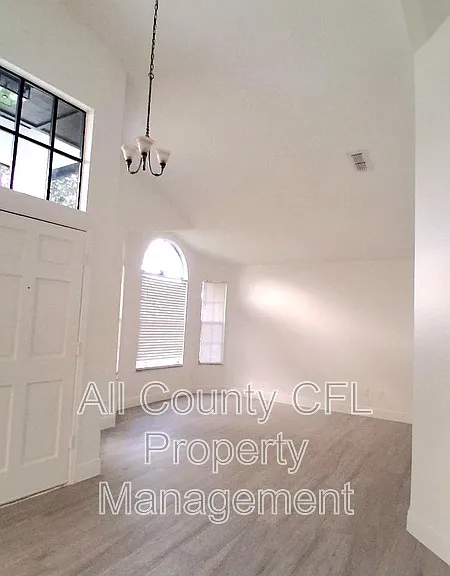 553 Walnut Grove Pl — Photo 4