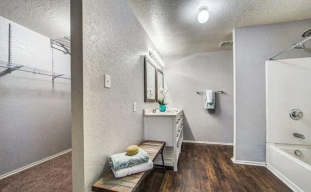 Master bath w/ walk-in closet
