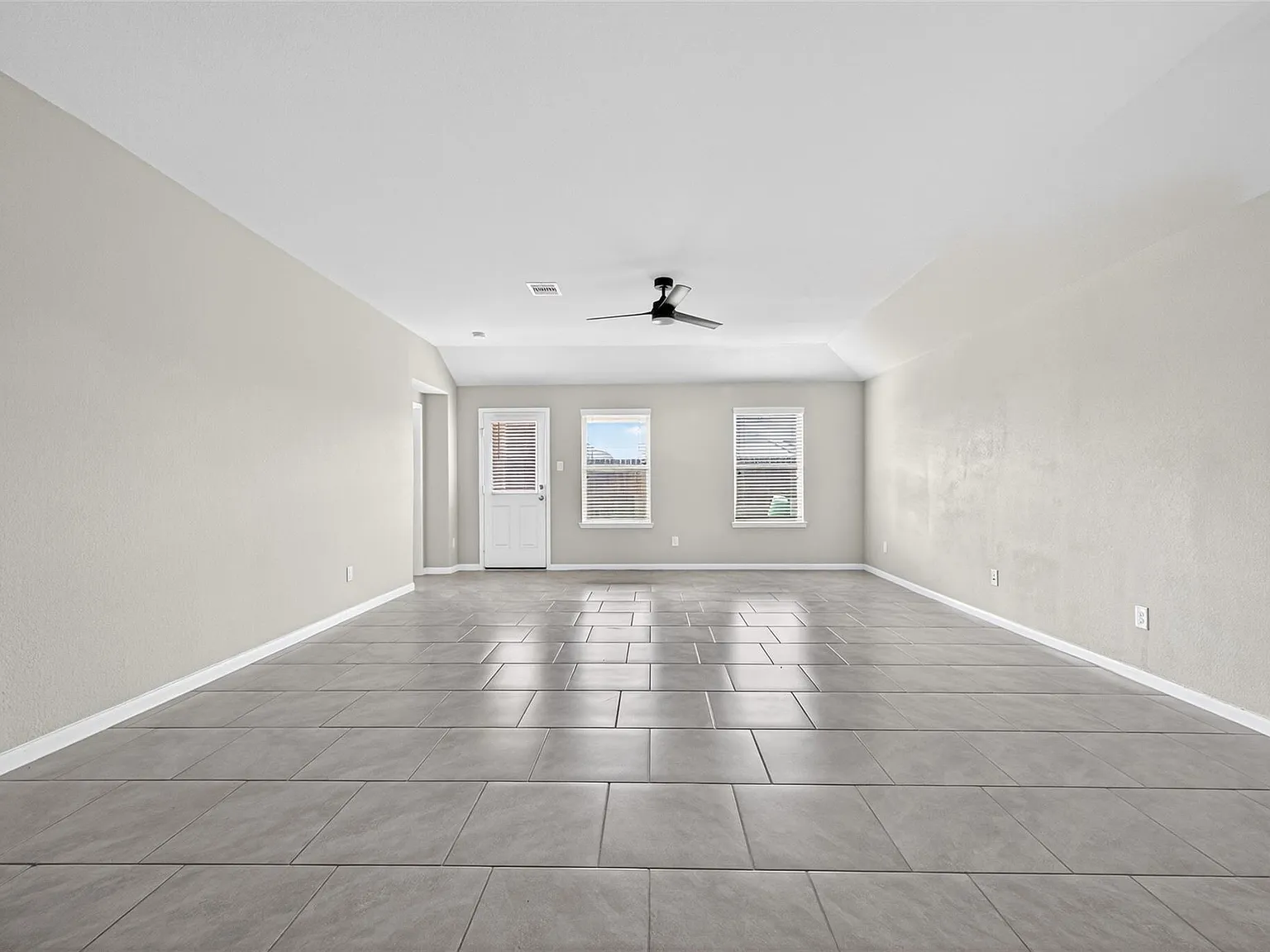 4 bed, 2084 sqft, $2,500 — Photo 4