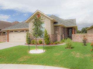 214 Captains Ct, Granbury, TX 76049