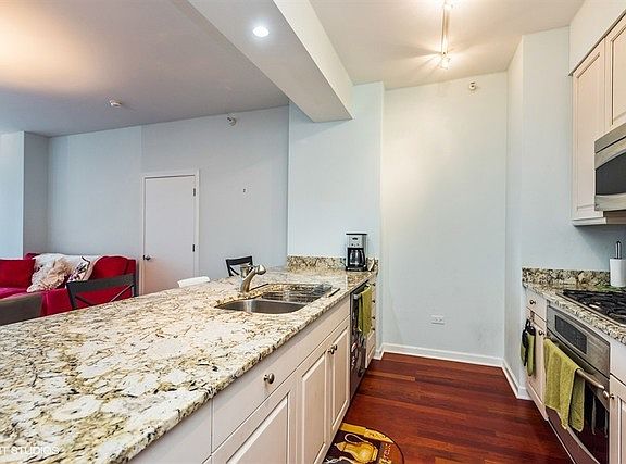 4th image of 1201 S Prairie Ave APT 2404