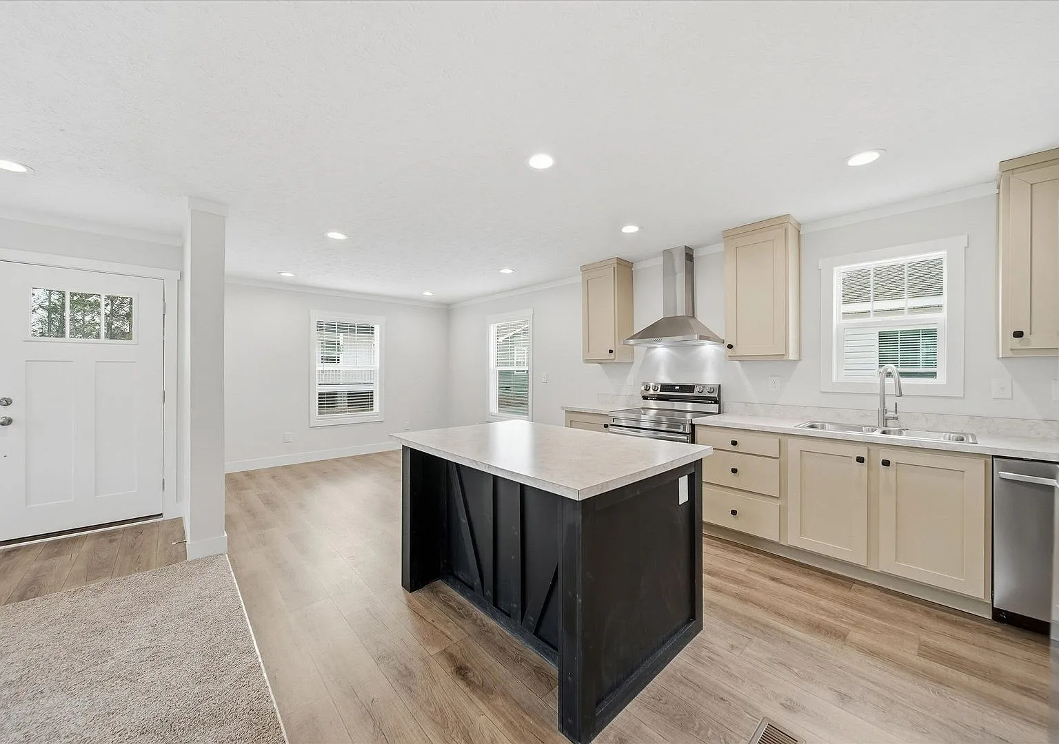 3 Bed / 2 Bath Home In Hickory For Rent Pet Friendly! Unit 2 — Photo 3
