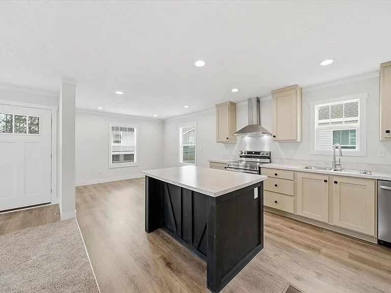 2110 24th St NE — Photo 3