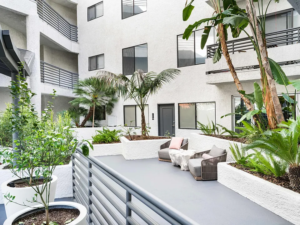 Find your calm in our lush courtyard retreat with seating nooks, tropical greenery, and a relaxed, private feel.