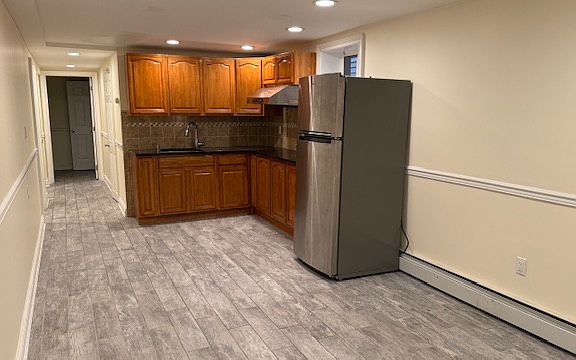 4th image of 385 Victory Blvd #1B