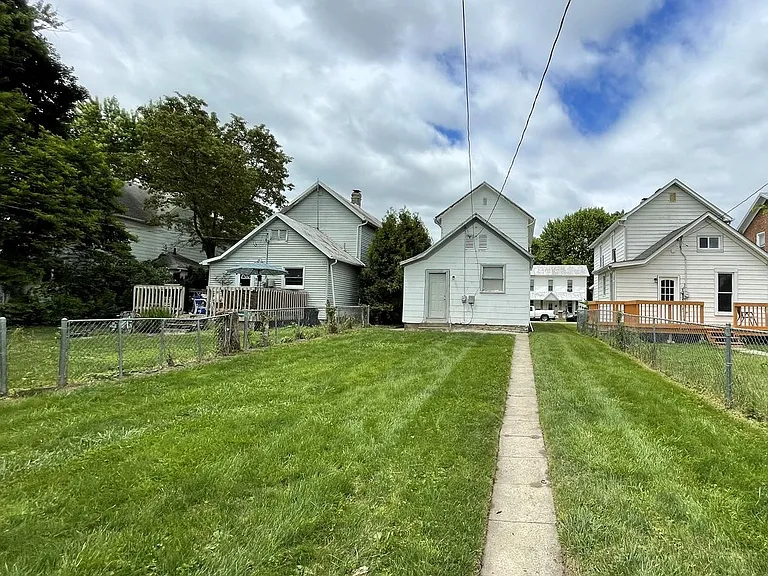918 E Pearl St — Photo 13
