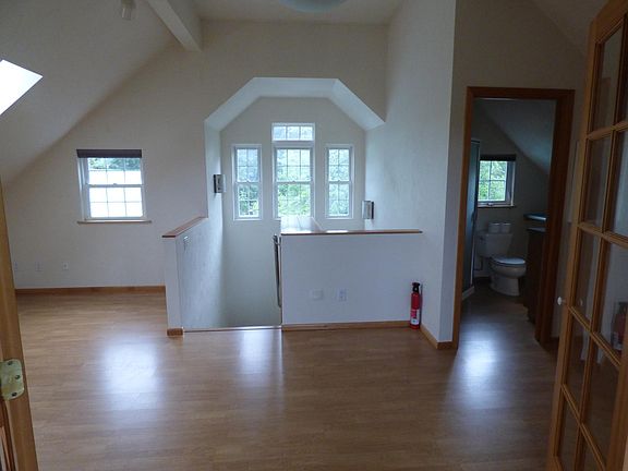3rd floor master suite. 3/4 bath.