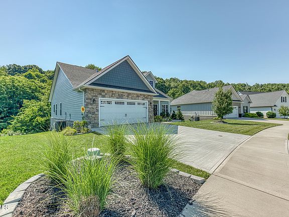3rd image of 593 Gardenia Dr