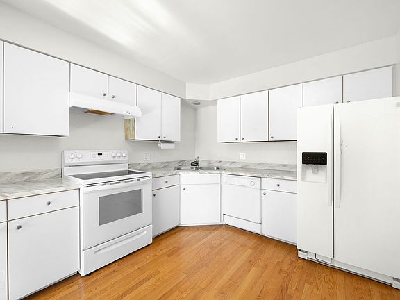 4th image of 1108 Castilian Ct APT 221