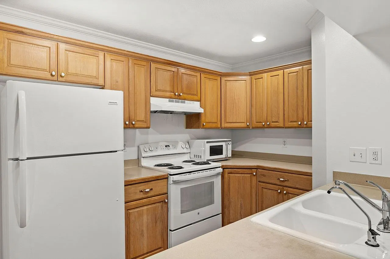 3 bed, 1047 sqft, $1,950 — Photo 4