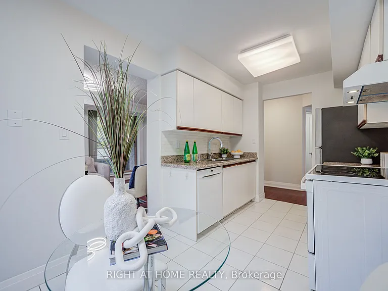 35 Empress Ave #207 — Photo 17