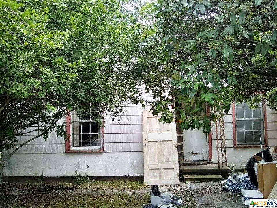 1st image of 902 E Avenue C