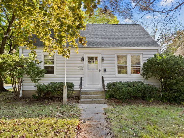 910 Center St, McHenry, IL 60050