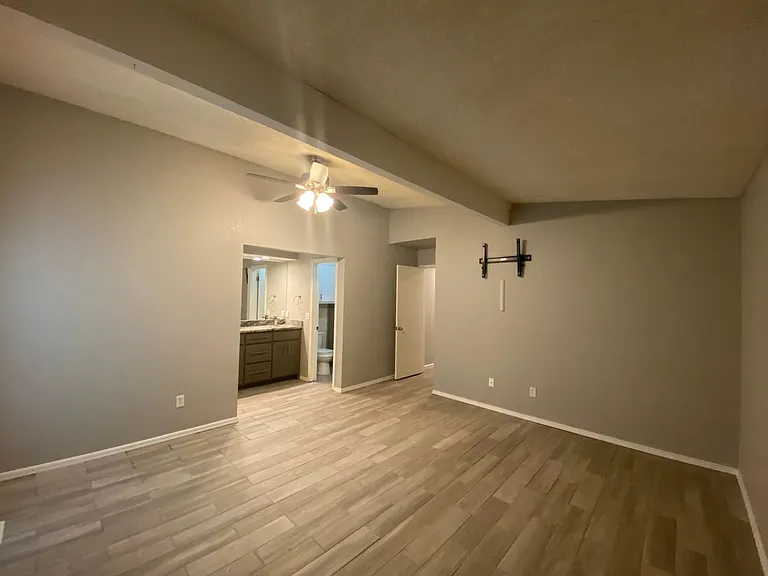2433 Shady Tree Ln — Photo 20