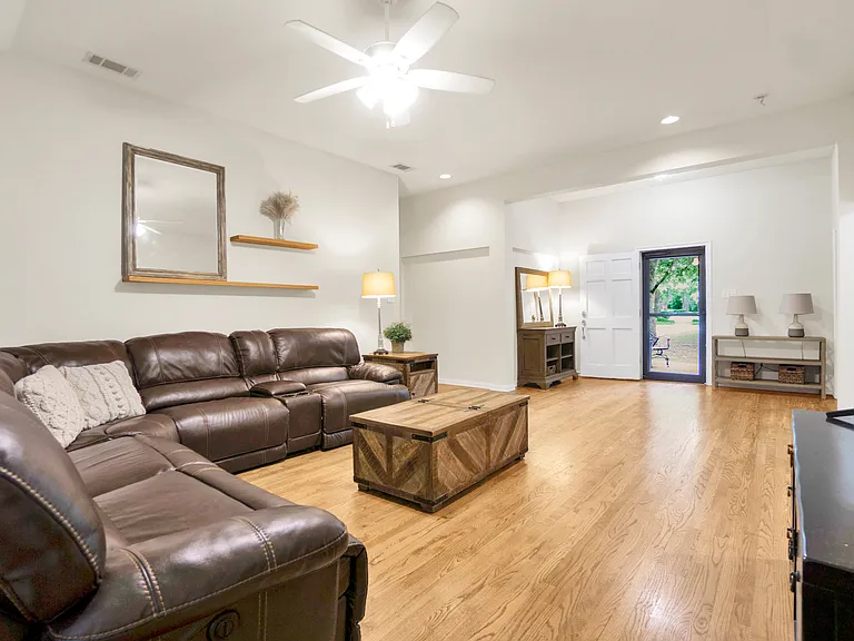 632 Creek View Dr — Photo 2