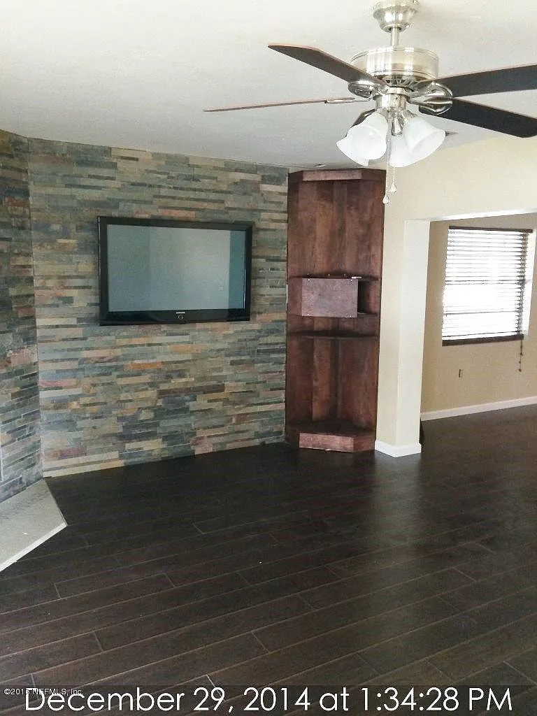 2 bed, 1.0 bath, 1300 sqft, $2,000 — Photo 3