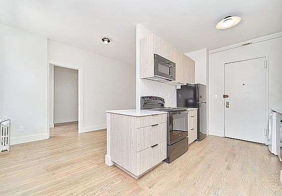 4th image of 208 E 6th St #22