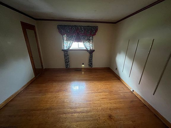 5th image of 421 Western Ave