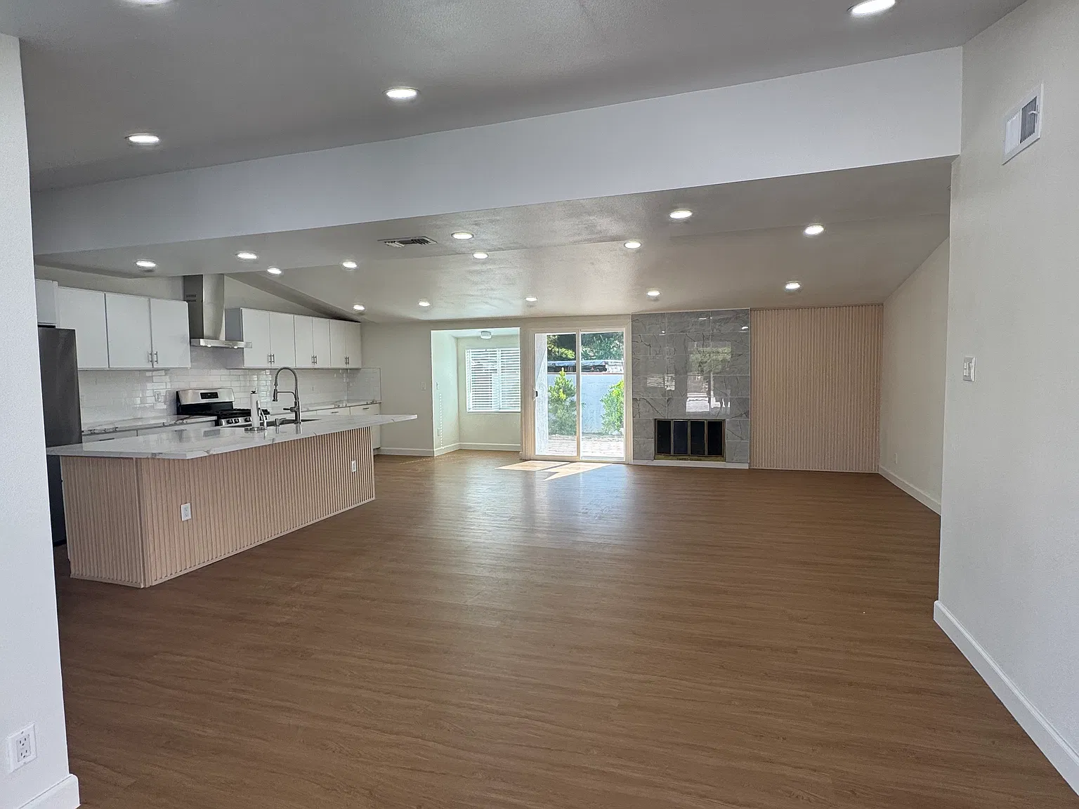 3 bed, 1313 sqft, $4,095 — Photo 3