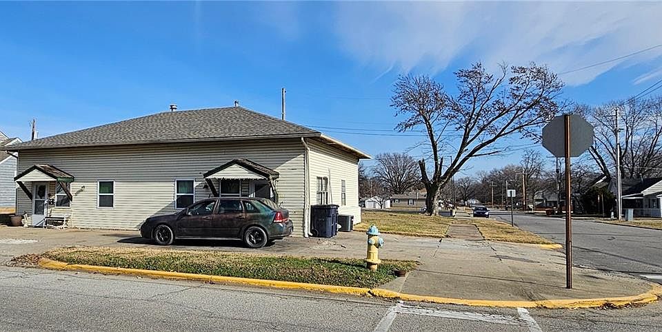 2nd image of 802 N Locust St