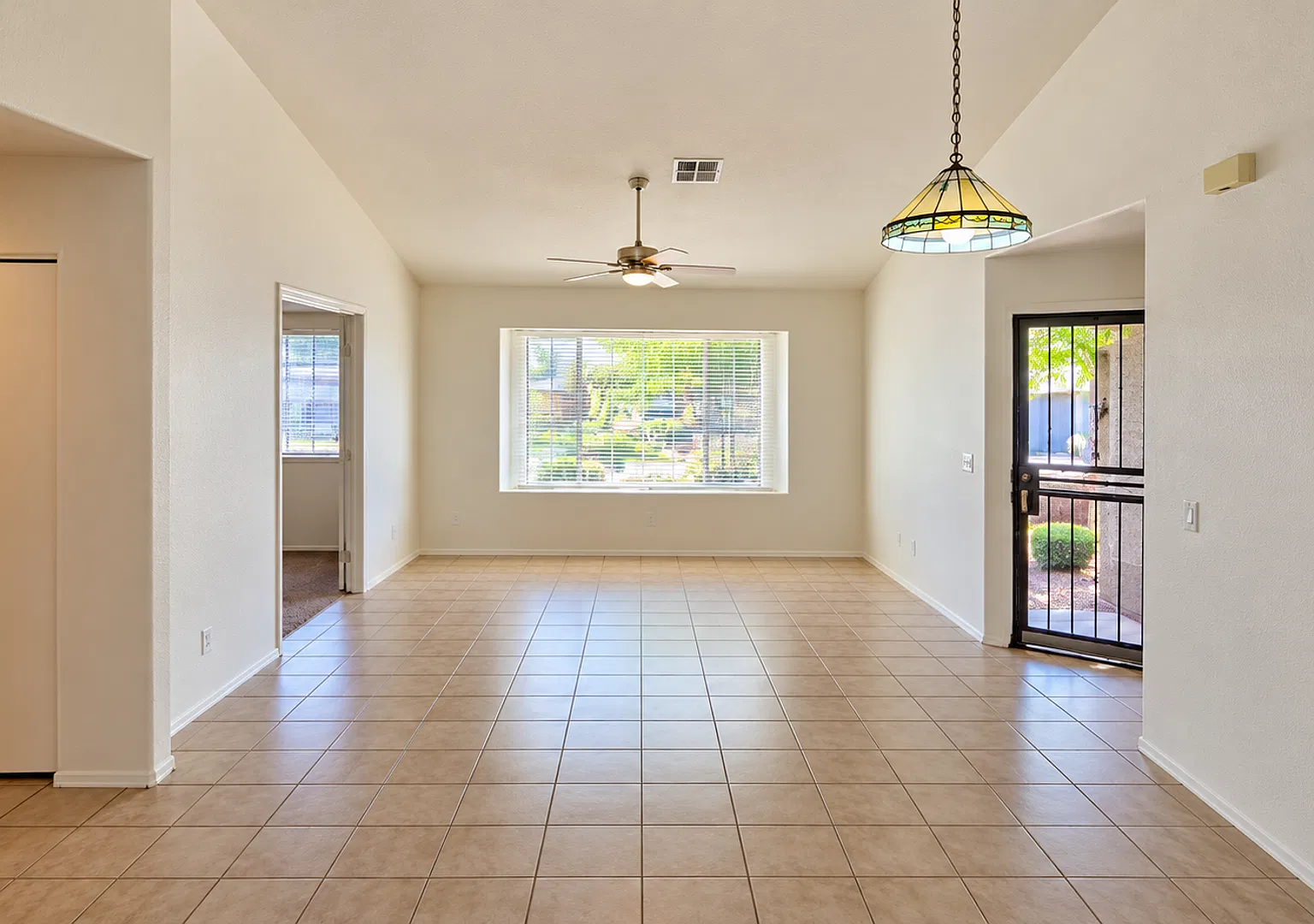 Beautifully Updated 2 Bedroom + Den Townhome in Chandler! — Photo 2