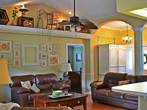 3rd image of 332 Palmview Cir N