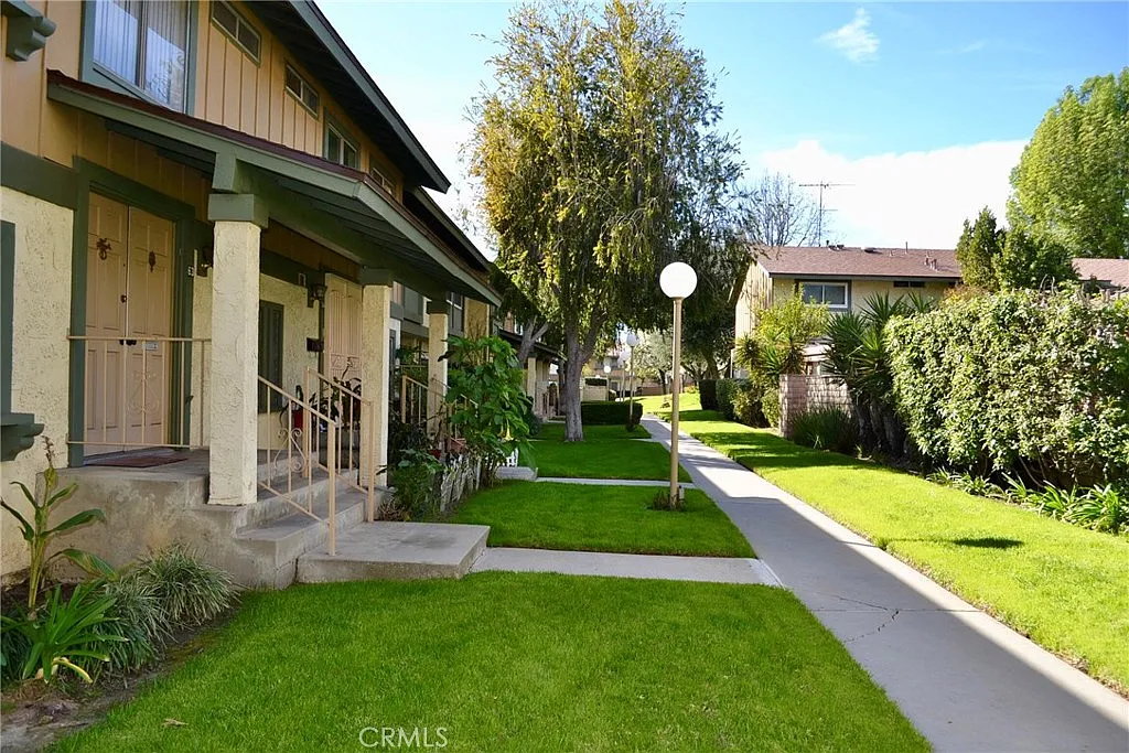 3 bed, 1211 sqft, $3,200 — Photo 2