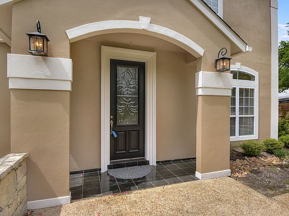 5th image of 300 Honeysuckle Ln