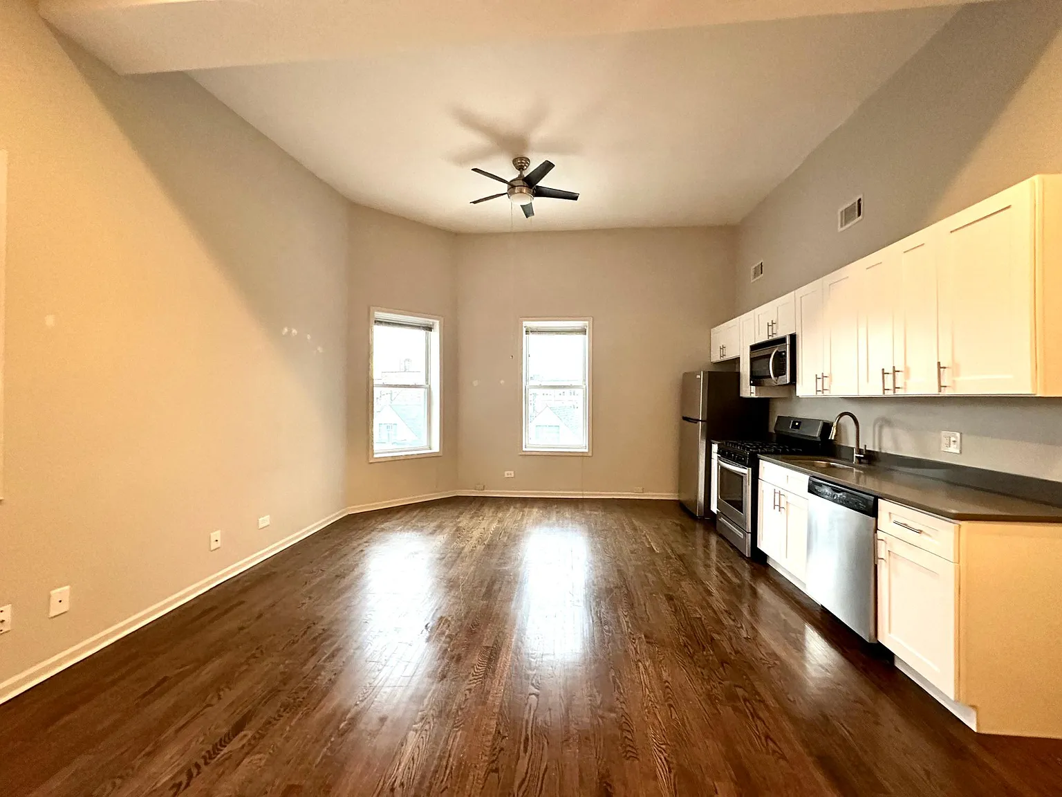 2 bed, 900 sqft, $3,310 — Photo 2