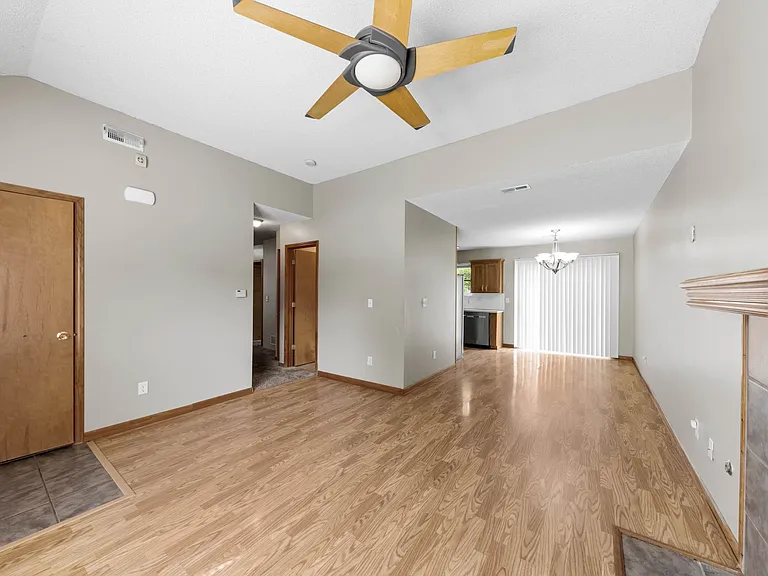 948 N Pine St — Photo 4